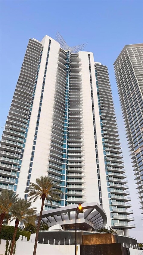 Foto principal - 17001 Collins Ave