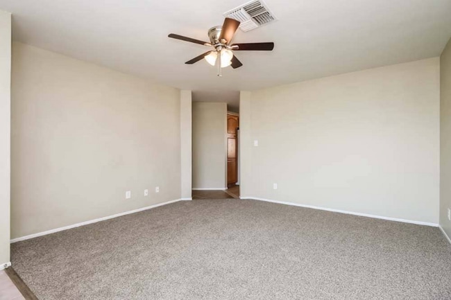 Building Photo - 811 E Hillview Cir
