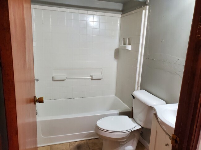 Foto del edificio - 163 Miron Ave