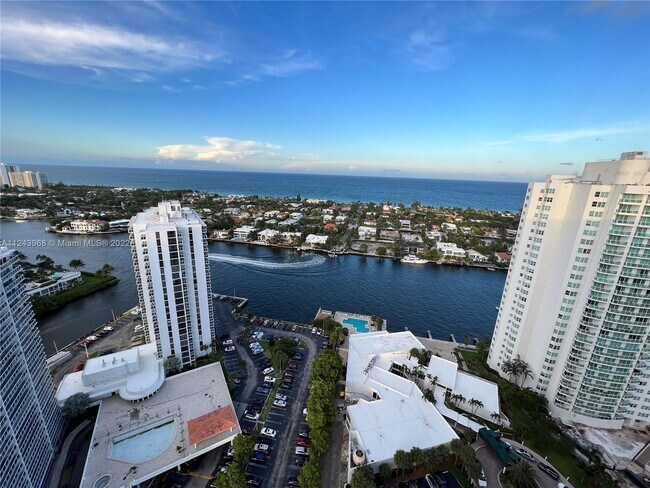 Foto del edificio - 20281 E Country Club Dr