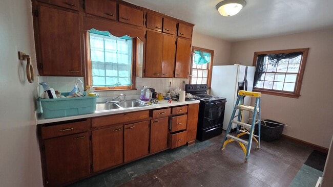 Building Photo - 2 bed 1bath home with detached garage