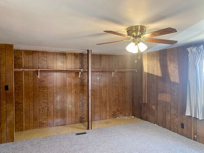 Foto del edificio - Large 3 bed 2 bath with fenced back yard