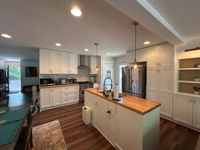 Foto del edificio - Gorgeous updated furnished cottage!