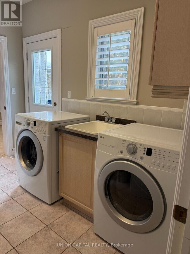 Building Photo - 9 BUNHILLL COURT