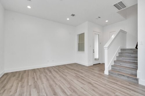 Building Photo - Oaks at Laverne