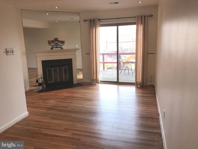 Foto del edificio - 1336 1/2 L St SE