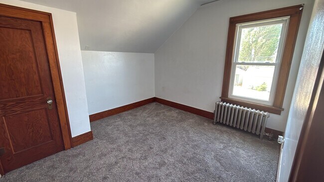 Building Photo - 120 6th St E