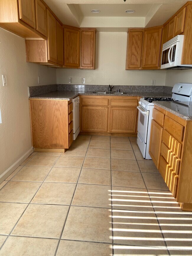 Foto del edificio - 13509 Yukon Ave