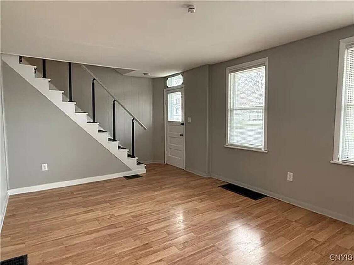 Foto principal - 261 W 5th St