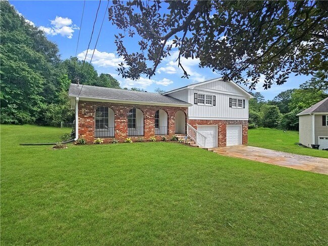 Building Photo - 750 Pine Lake Dr NW
