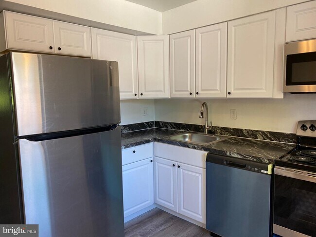 Building Photo - 7493 Hickory Log Cir