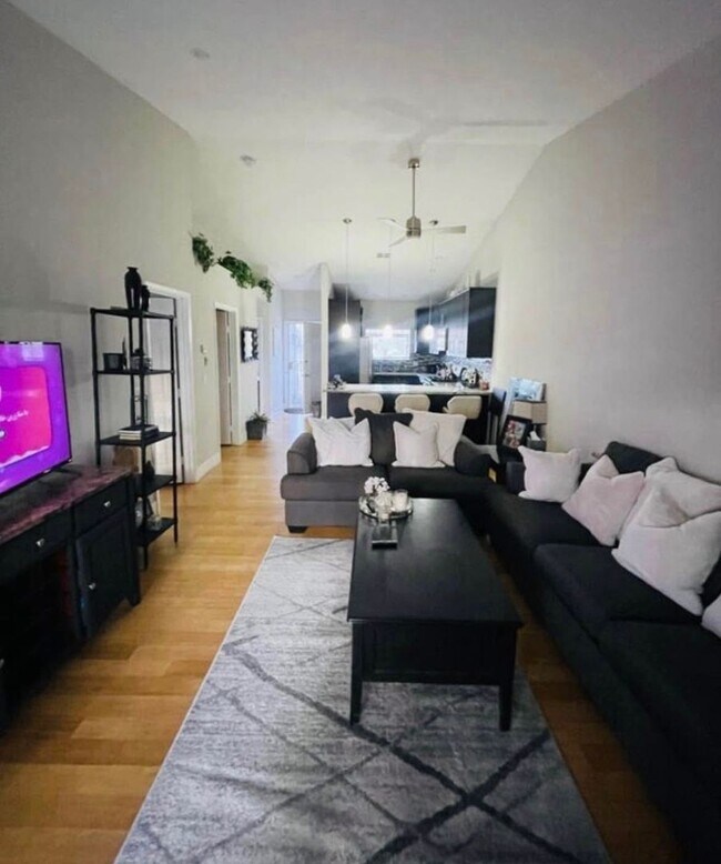 Foto del edificio - TOP FLOOR 2 BEDROOM FULLY FURNISHED CONDO