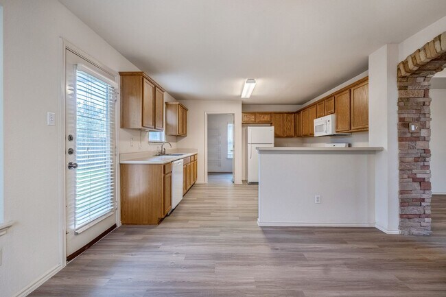 Foto del edificio - Peaceful 2-Story, 4 Bedroom, 3 Bath Home i...