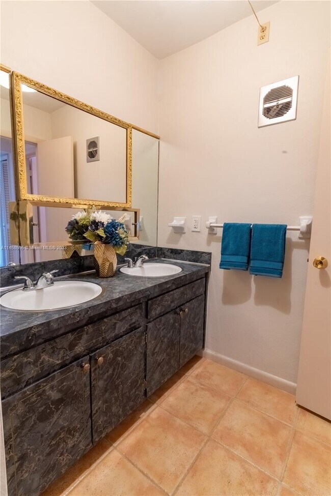 Building Photo - 2 bedroom in Hallandale FL 33009