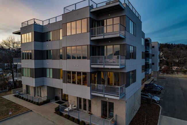 Building Photo - 411 Fairpoint St