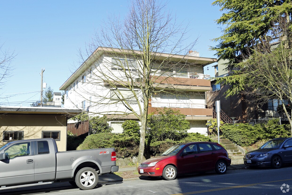 Building Photo - 4133 California Ave SW