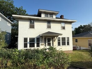 Building Photo - 1528 E 8th St