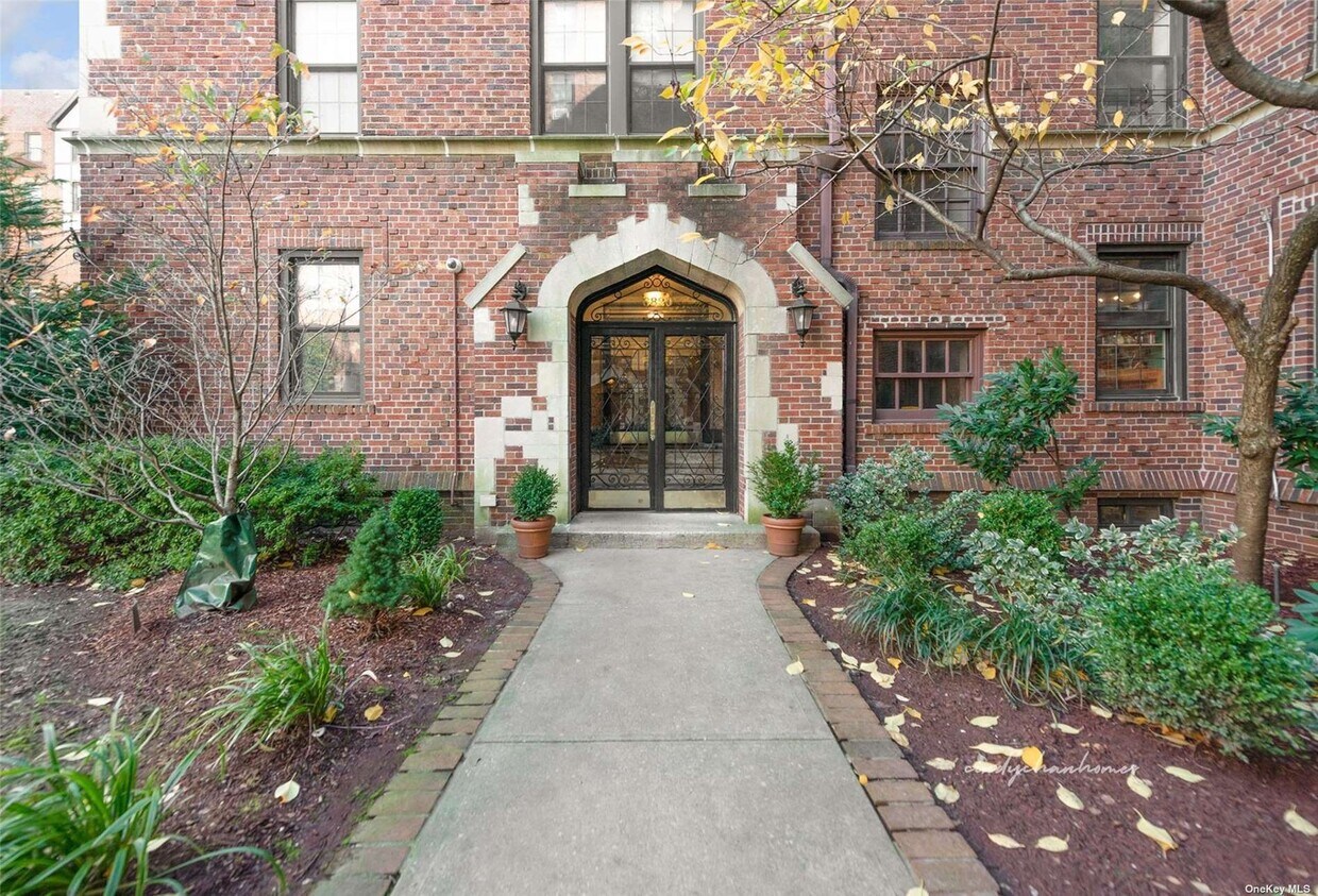 Primary Photo - 68-20 Burns St