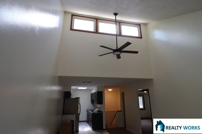 Building Photo - Beautiful 3 Bedroom Townhome