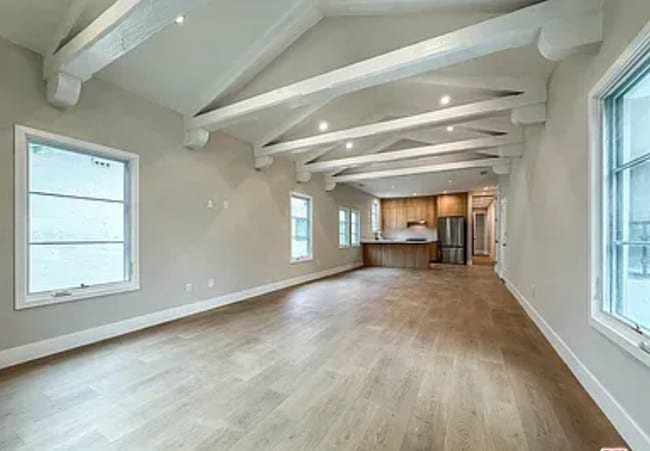 Building Photo - 150 N Arnaz Dr