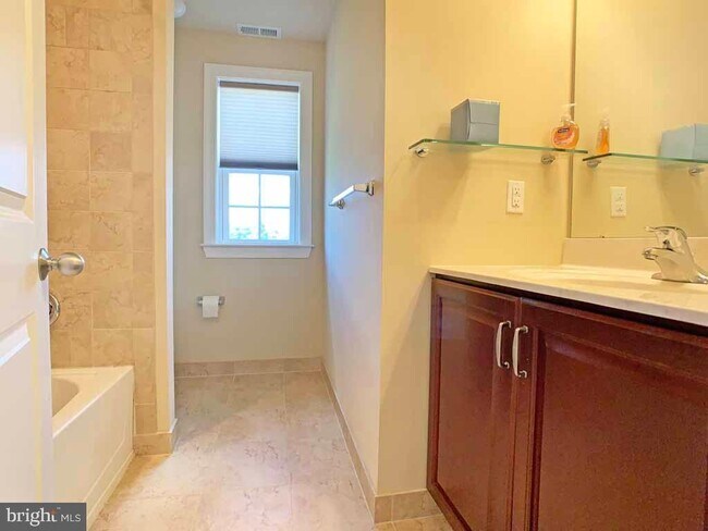 Foto del edificio - 5 Emerson Ct