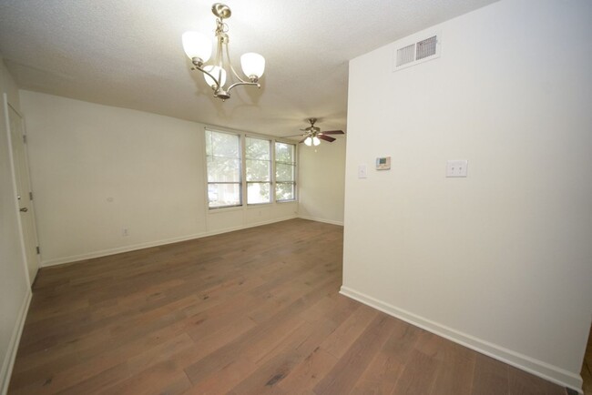 Building Photo - MUST SEE Luxury Condo in the heart of Midt...