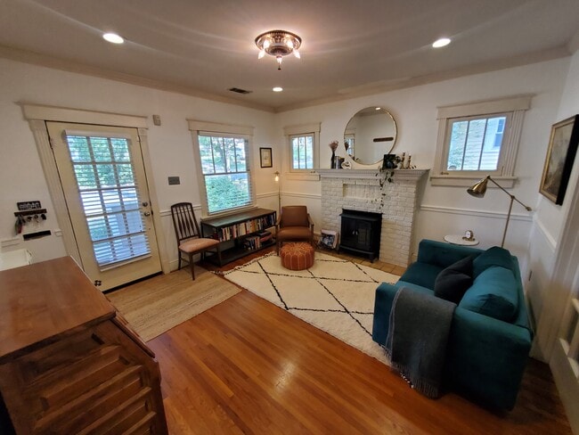 Vestíbulo/Sala de estar delantera - 411 N Monroe St