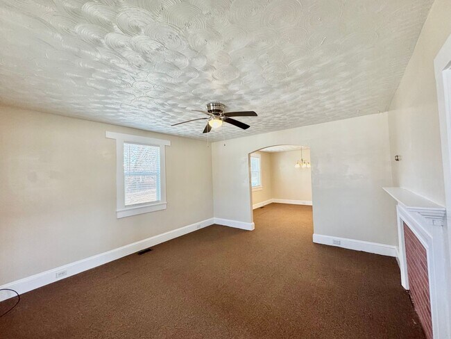 Foto del edificio - Adorable South Hill Charmer Waiting for YOU!