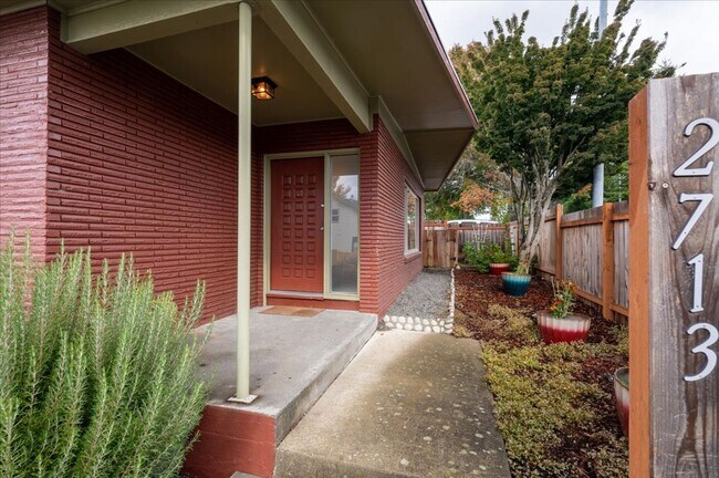 Building Photo - MOVE IN SPECIAL! 3 Bed 2 bath home with of...