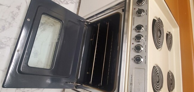 Stove +oven - 2955 Lakeside Dr