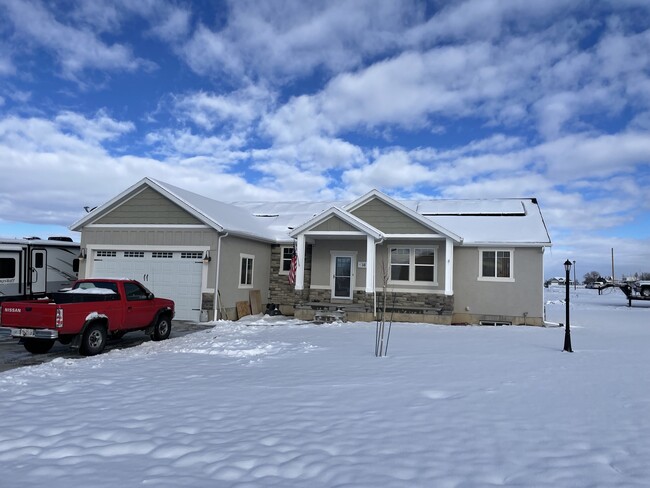 Building Photo - 16 W 980 S