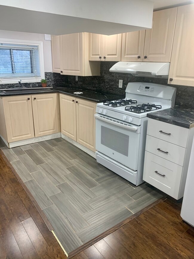 Building Photo - Bright clean 1 bedroom apartment with outd...