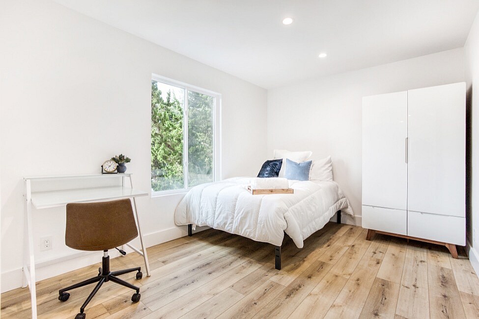 2715 Dwight