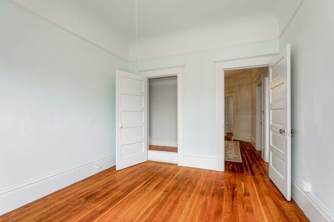 Building Photo - Light Filled Three Bedroom Flat In Prime L...