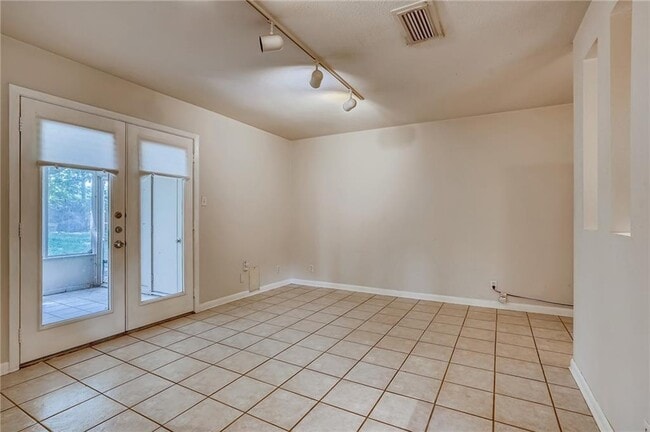 Building Photo - 2800 Westhill Dr