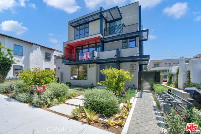 Building Photo - 1204 N Orange Grove Ave