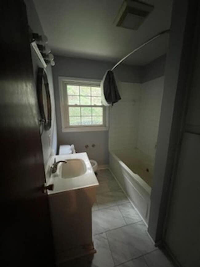 Building Photo - 3 Bedroom House for Rent
