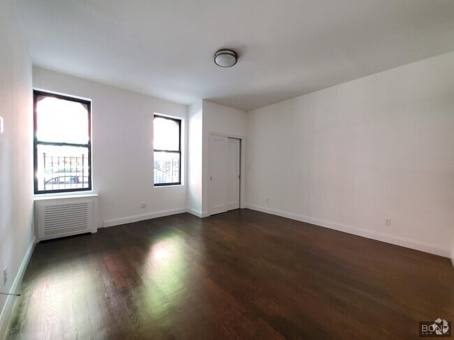 Building Photo - 206 W 104th St