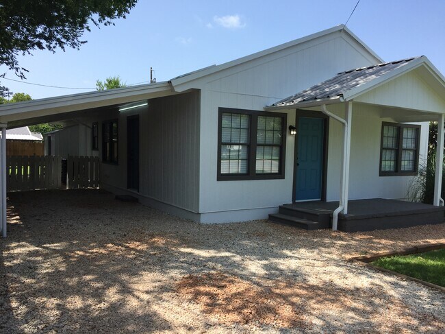 Puerta principal - 310 East 3rd St.