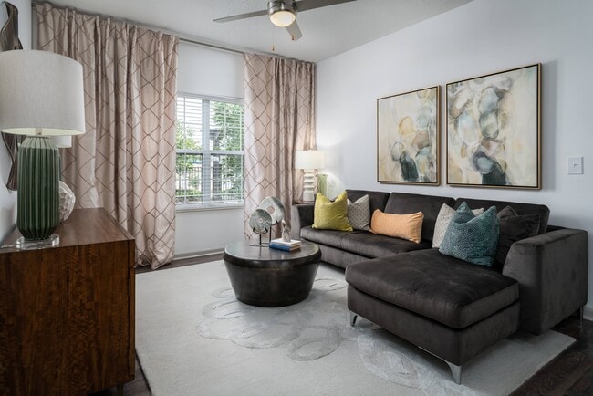 Ya sean mañanas tranquilas o veladas con amigos, este salón crea el ambiente perfecto. - The Coleman Canal Winchester