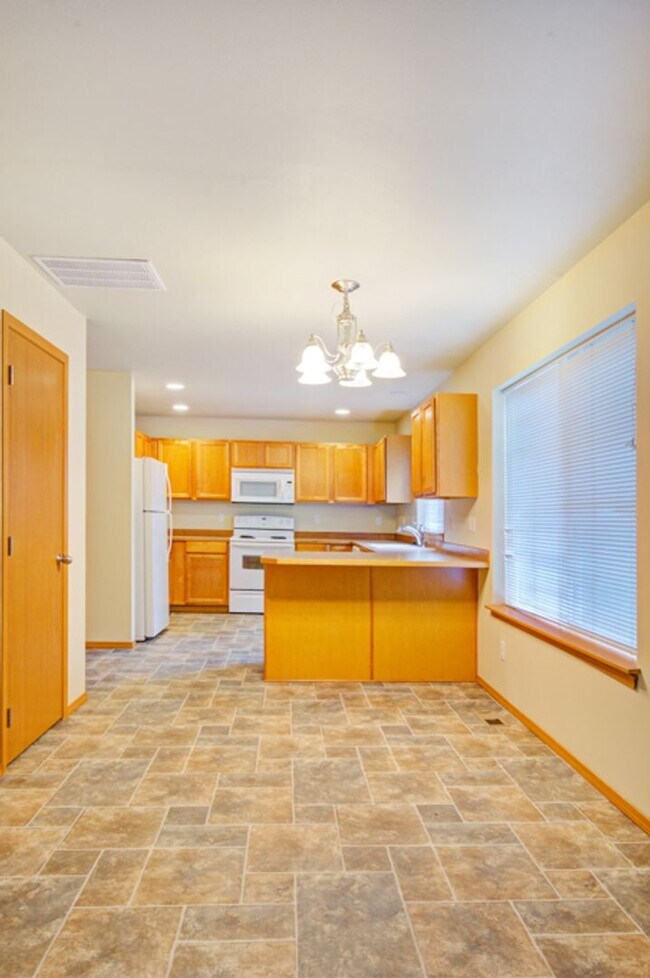 Foto del edificio - Holiday Move-In Special — Enjoy Half Off Your First Month’s Rent! Lovely 3 Bedroom Home in Coupev...