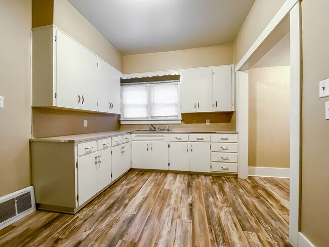 Foto del edificio - 2 Bed 1 Bath with Hardwood floors