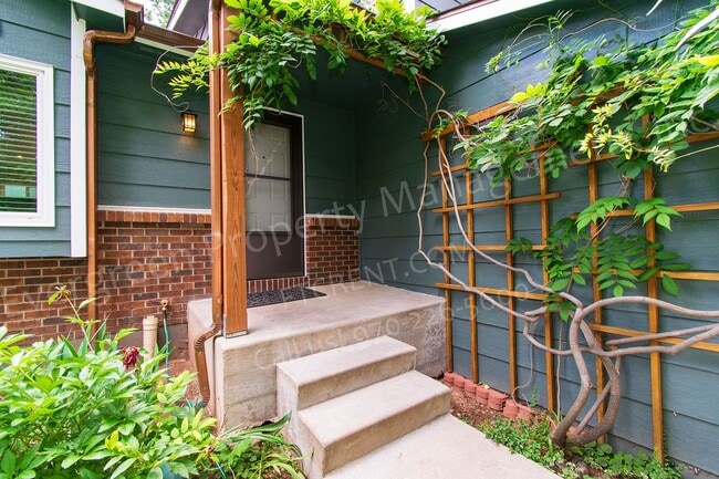 Building Photo - Beautiful 3 bedroom, 2 bathroom