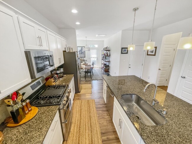 Building Photo - Stylish Townhome in Award-Winning River Mi...