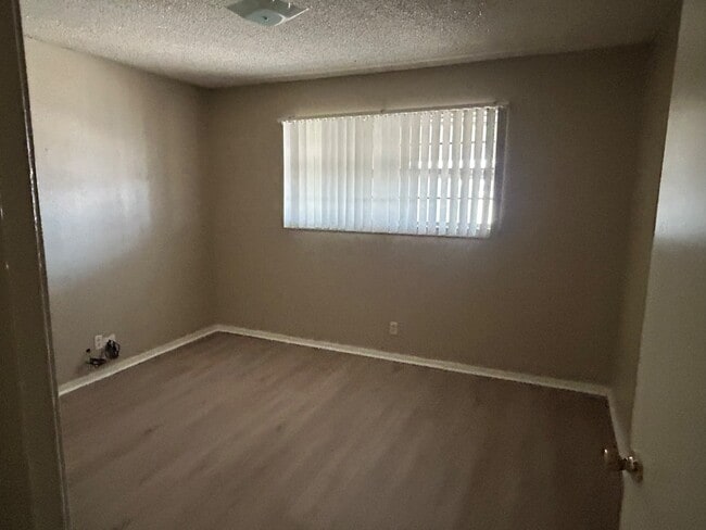 Building Photo - 1900 W 9th St