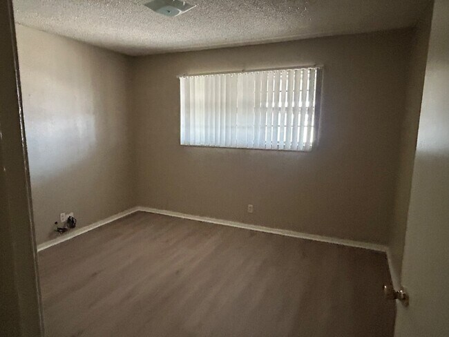 Foto del edificio - 1900 W 9th St