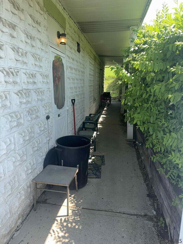 Primary Photo - 530 Naylor Rd