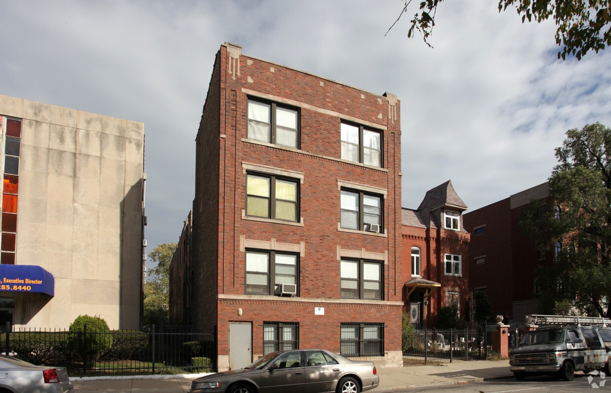 Building Photo - 4027-4035 S Drexel Blvd