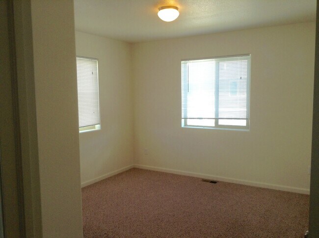 Building Photo - 3 BEDROOM, 2.5 BATHROOM, SADDLE RIDGE TWIN...