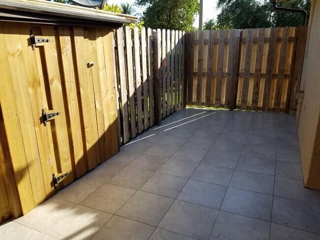 Foto del edificio - 3603 Waterview Cir